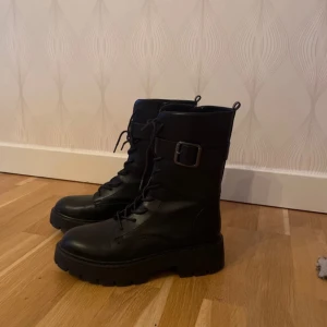 Kängor  - Nya kängor utan prislapp. 