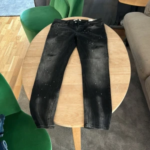 Zara jeans  - Säljer ett par zara Jeans som inte går och få tag på storleken är 44 och benlängden är 78 skriv om minsta funderingar priset är inte spikat i sten. 
