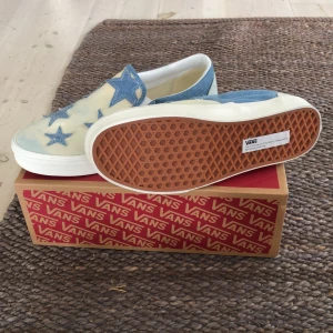 Vans slip ons - Helt oanvända vans slip ons i storlek 43 1/3, om så önskas kan stjärnorna enkelt sprättas bort så får man ett par helt neutrala vans