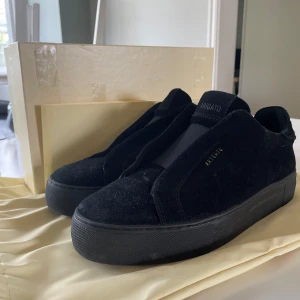 Arigato 360 laceless - Mycket fina Axel arigato skor som använts ett fåtal gånger. Mockan är inte perfekt! Köpt från Arigatos hemsida för 2600, allt följer med vid köp. Pris går att diskutera och kan även tänka mig byta mot Loubs,lanvins, Philippe model och mer!Skriv ifall ni har några funderingar!