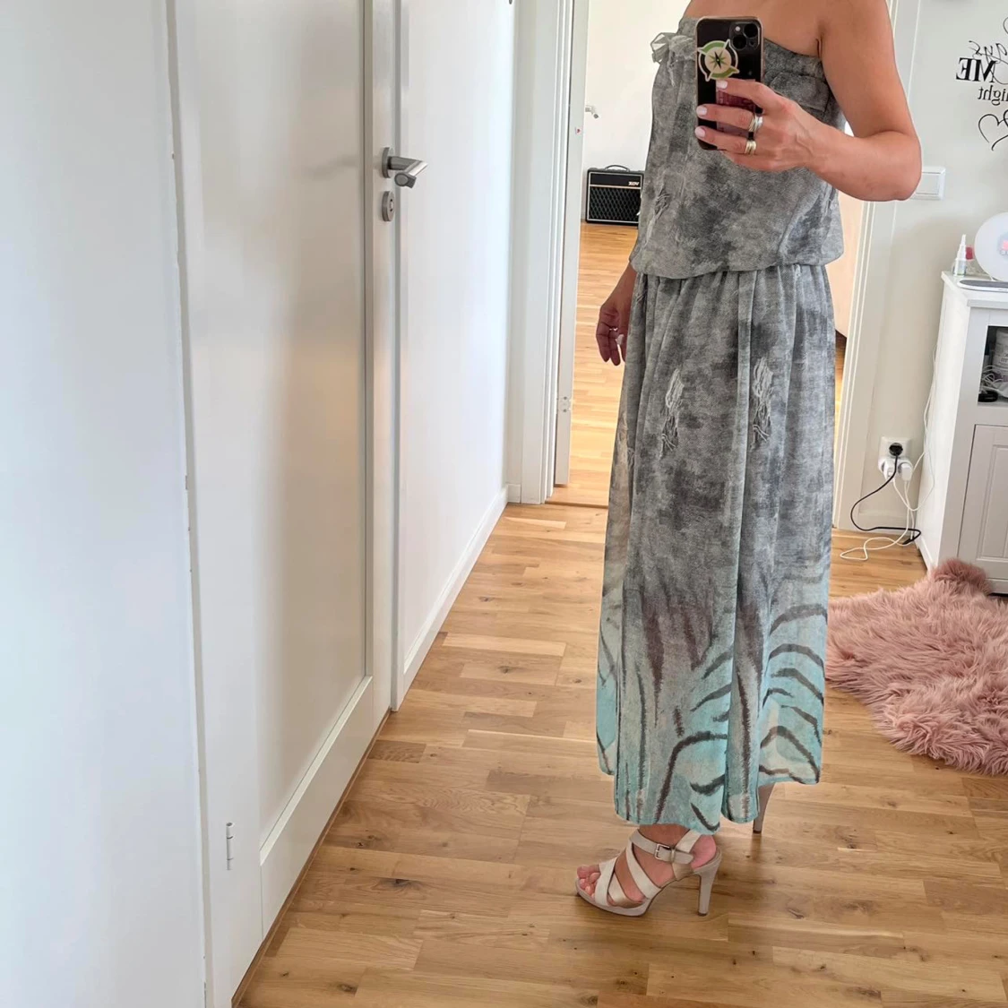 Grå axelbandslös klänning med mönster