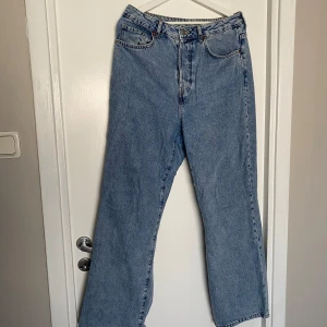 Blå jeans - Ljusblå jeans från bikbok, strl 32 i midjan, och 30 i benen. Jag själv är 164cm lång och dom går precis över fötterna på mig. Har fickor både bak- och framtill. Använt en gång. Hög i midjan, dessa jeans är en del av deras ’peachy’ kollektion. Priset 
