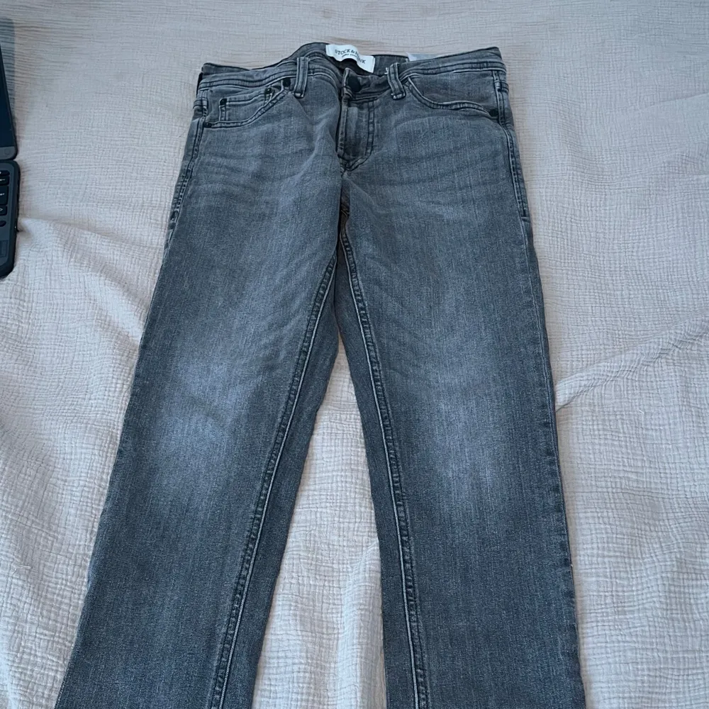 Hej. Dessa byxorna är försmå så tänker att jag ska sälja dom. Dom är i jättefint skick . Jeans & Byxor.