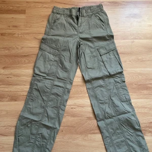 Cargo byxor  - Gröna cargo byxor från h&m