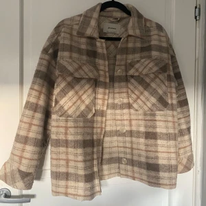 Rutig jacka från Stradivarius - Säljer en superfin rutig jacka från Stradivarius i beige och bruna färger💗