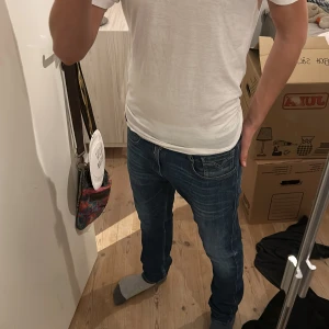 Replay jeans - Jag säljer nu dessa feta replay jeans för ett rimligt pris. Skicket är 9/10, pga en fläck som knappt syns! Priset är inte hugget i sten, så kom med bud!