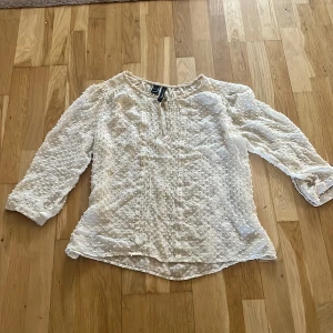 Vit blus - En vit blus som är i storlek L men jag skulle någ mer säga att den är storlek M 