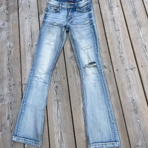 Blåa jeans - Blåa lågmidjade bootcut jeans från Crocker jeans. Säljer då de är för små för mig.
