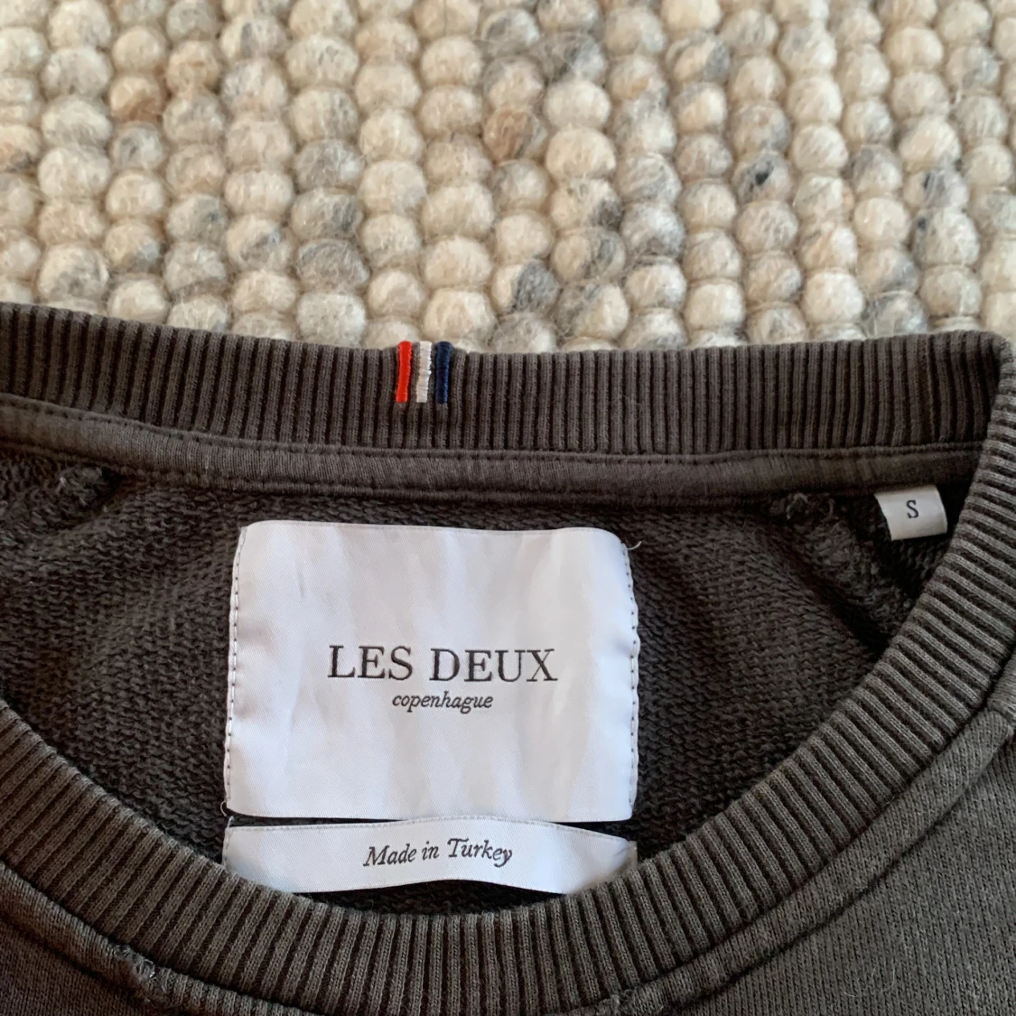 Mörkgrå tröja från Les Deux - 93