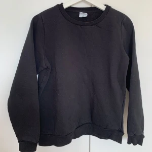 Svart sweatshirt - Köpt på Ullared för några år sedan. Liten i storleken