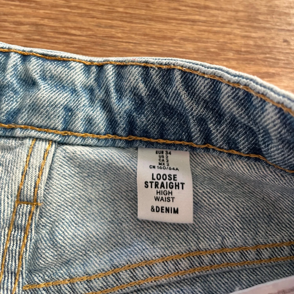 Snygga / coola Ljusblå jeans med slitningar från h&m - 92