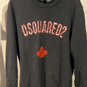 Dsquared2 tröja - Den är inte mycket använd den är äkta bra kvalite, jag säljer den för att jag inte har nån användning till den 