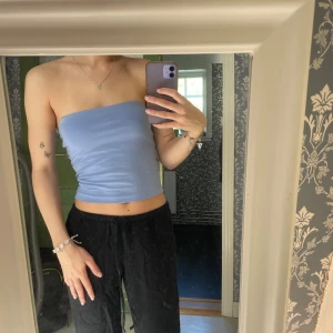 Blå tubtopp från Gina Tricot  - Supersöt tubtopp i storlek XS! Fin blå färg och slutar precis ovanför naveln på mig❤️ Använt men fint skick😊 Har du frågor eller vill se fler bilder är det bara att skriva!