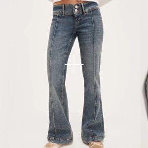 Monki jeans  - Säljer dessa Monki jeans i storlek 27! Jeansen är lagade i skrevet och på bakdelen av jeansen (skriv för fler bilder) 