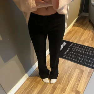 Kostymbyxor  - Säljer dessa svarta low waist kostymbyxor från Nelly. Sitter super snyggt och i mycket bra skick🤩 Storlek 36! 