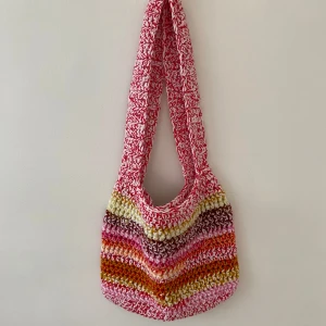 Virkad väska - 🪩 Handgjord väska i härliga färger. Rymlig, snygg och bekväm!🪩