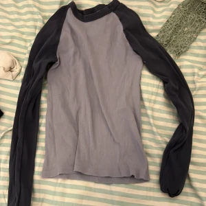 Ljus blå tröja   - Säljer en ljus och mörkblå tröja från brandy melville! Bra skick :) 