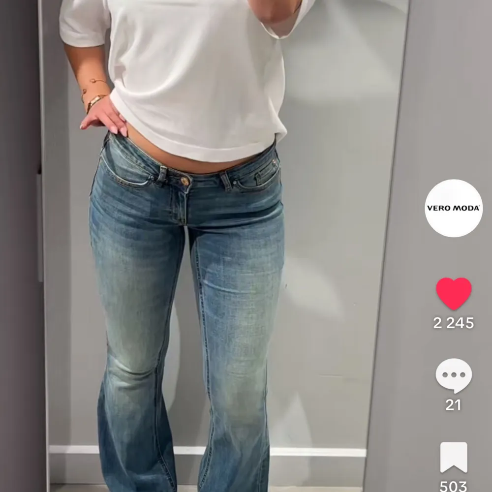 Skit snygga Bootcut jeans från Veromoda. Helt nya aldrig använda. Storlek XS/30 passar också S då dom är stretchiga. Nypris 499. Jeans & Byxor.