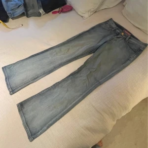 Lågmidjande bootcut Jeans - Säljer dessa jättecoola lågmidjade bootcut jeans från Levis🔥🔥 Innerbenslängd 80 Midjemått 40