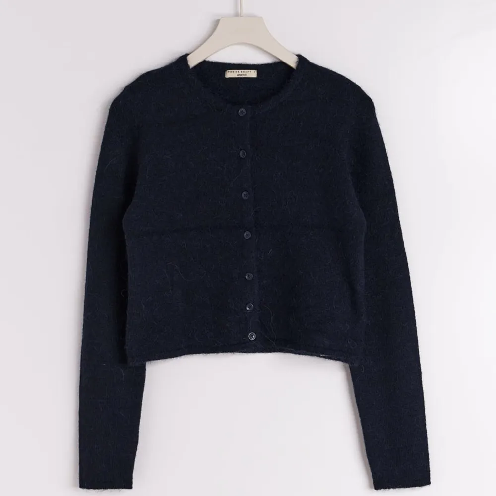 Säljer min stickade cardigan kofta med knappar från Ginatricot i storlek XS💙 Nypris 399kr, jag har använt den lite men finner inte någon användning av den🫧  Gina premium quality. Stickat.