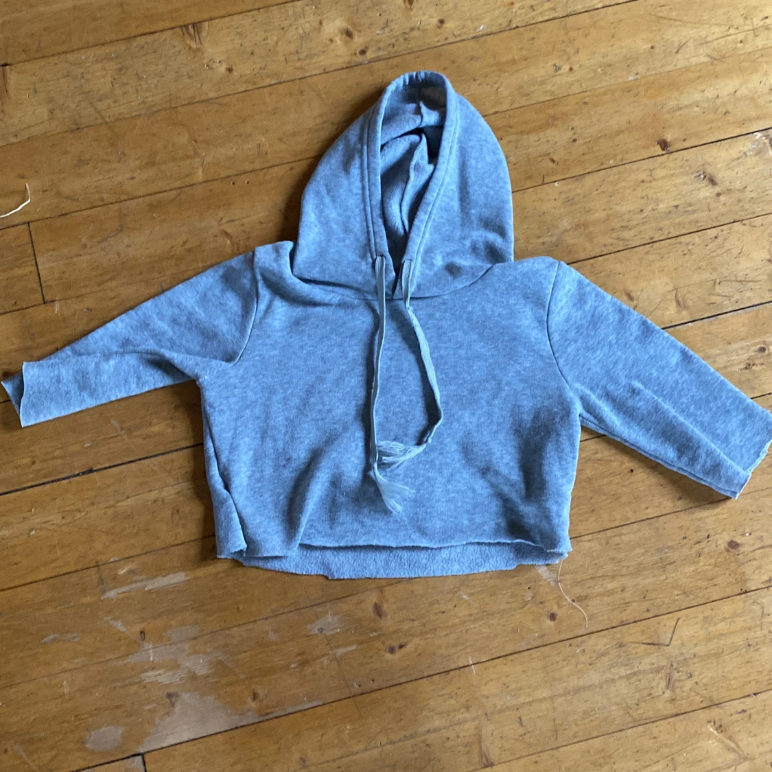 Grå croppad hoodie - 4