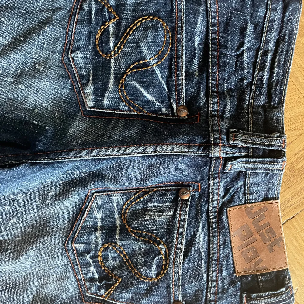 Jättesnygga jeans med coola fickor, köpte från Vinted men var för små tyvärr, midjemåttet är 36 rakt över och innerbenslängd är 76, dom är straight och Lågmidjade i modellen❤️ köp med ”köp nu”. Jeans & Byxor.