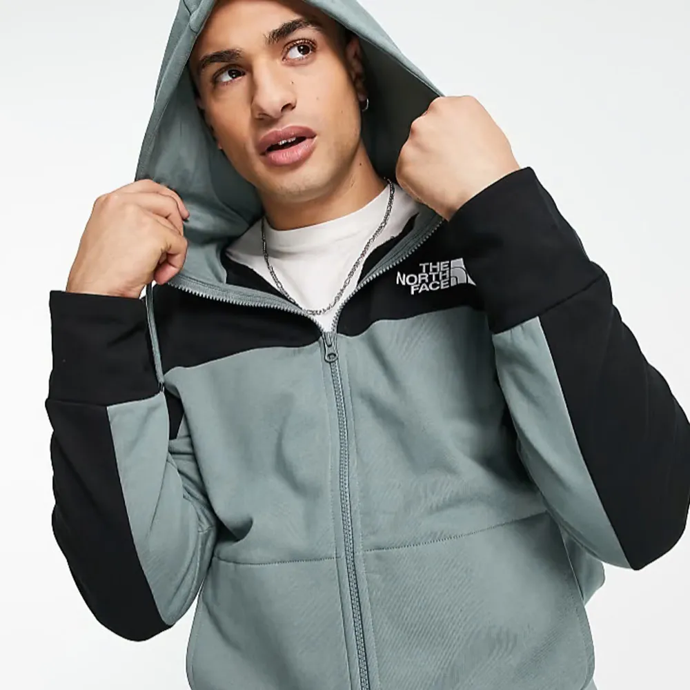 En fin svart/grön zip hoodie från The North Face i storlek XS. Inga defekter, skick 8/10. . Hoodies.