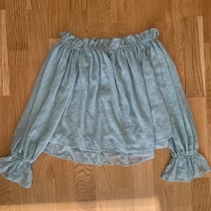 Blus  - Off shoulder spets blus. Storlek 34.