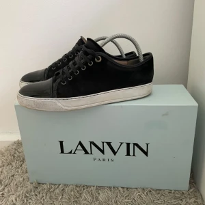 LANVIN SKOR  - Säljer nu dessa tvär feta lanvin skor då jag är sugen på nytt! Skick avgör du själv. Allt og medföljer!