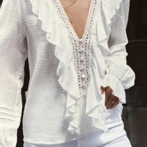 Zara blus!  - Säljer en vit zara blus i storlek m, inte använd mycket, skriv för egna bilder! Kan även tänka mig att byta mot en S om någon vill ha M