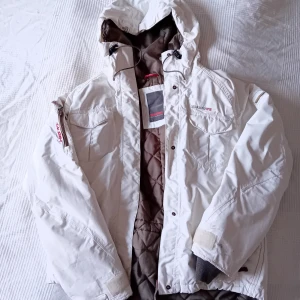 Didriksson jacka - Kort i modell, till midjan. Hundar finns i hemmet.