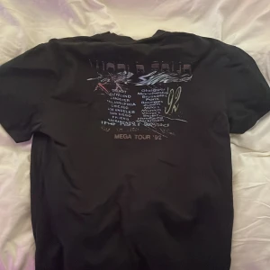 Fet Weekday T-shirt  - Fick tröjan i present men den var för liten, den är i nyskick och har knappt andvänt den