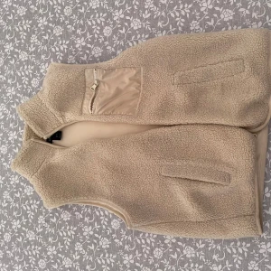 Teddyväst i storlek S - Jätte fin Teddyväst från Lindex i storlek S. I fint skick.