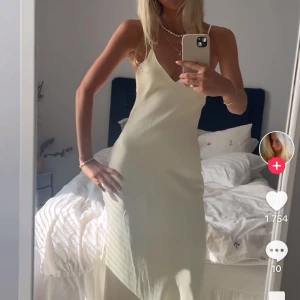 Ljusgul zara maxiklänning - Ljusgul maxiklänning i satin från zara, storlek XS! Helt ny med lapp kvar 🤗🙌