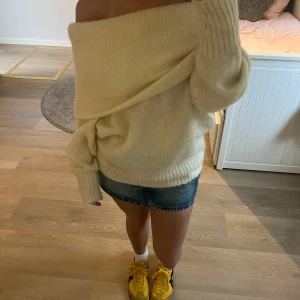 H&M stickad tröja - köpte den här tröjan från H&M för 2 år sedan men har inte fått någon användning om den! använde den en gång och den är i bra skick. tycker den passar perfekt till hösten🐆🖤