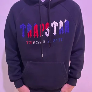 TRAPSTAR hoodie  - Säljer min trapstar hoodie använd i 1 år nu. Den ser bra ut och den har inga problem. Ok skick. Pris kan diskuteras. 