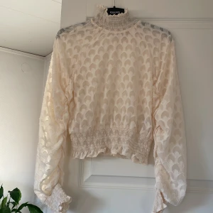 Blus  - Blus från hm. Använd. Är krämvit, inte så peachig i undertonen som de ser ut på bilden