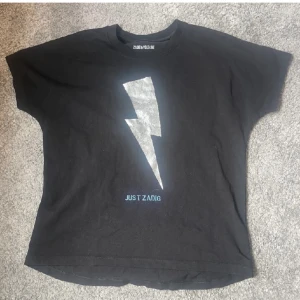 Zadig t shirt - Säljer nu denna zadig tröja jag köpte här på plick då den inte passar. Okej skick på tröjan! Bilderna är från hon jag köpte den ifrån!💗