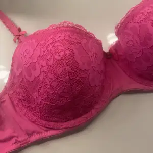 Säljer denna söta bh från Hunkemöller.  I fint skick, sparsamt använd. Hör gärna av dig för fler bilder!💕💕