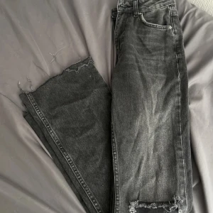 Jeans  - Köpte dom helt nya men dom va för små till mig 