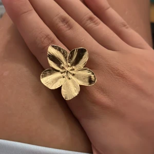 trendig blomring!! - säljer denna otroligt fina ringen😻 Den är i ROSTFRITT STÅL!! och rostar därför inte och den är i justerbar storlek så den kan justeras och passar alla!