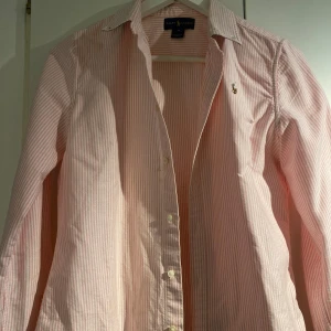 Ralph lauren skjorta - Randig skjorta från Ralph Lauren, rosa och vit. Barnstorlek 16 år men passar XS 