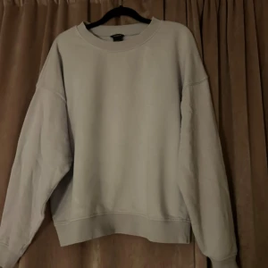 pastellila sweatshirt från Lindex - säljer denna pastellila sweatshirt ifrån Lindex! färgen syns väldigt dåligt på bilden 🥰 knappt använd och utan några defekter. 