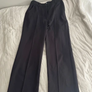 Kostymbyxor  - Kostymbyxor madlady. Hög midja.  Strl 36 L28. Små tecken på användning som på bilden💕