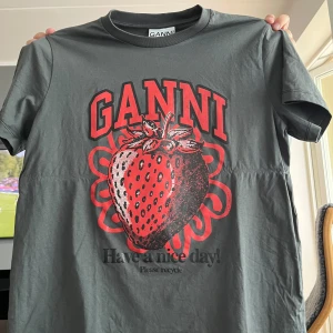GANNI T-shirt - Fint skick, nästan aldrig använd