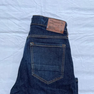 Cubus jeans mörkblå - Använd och väl omhändertagen. Jeans från Cubus. Hittade de långt ner i min garderob och vill bli av med de snarast! Du har möjligheten att kombinera dessa Cubus jeans med Cubus jeansen i inlägget bredvid för bra pris. (2 Cubus jeans för 1)