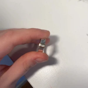 ring med äkta silver och äkta guld och äkta diamant 💍  - det är min mormors gamla ring som är i storlek 17 kom privat om ni vill diskutera priset❤️