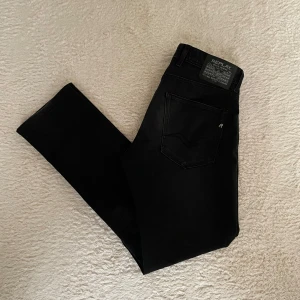 Replay jeans  - Replay jeans i topppp skick!!!, de är typ helt nya, jeans är i storlek 31/32, säljer den för 549kr