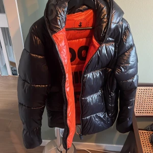 Save the duck - Fet Save the duck vinterjacka. Som jag köpt för 3000kr. Storlek L men passar M kan skicka bilder om hur den passar, bra skick. Använd en vinter. En sida av spännet har gått av. Pris kan diskuteras.