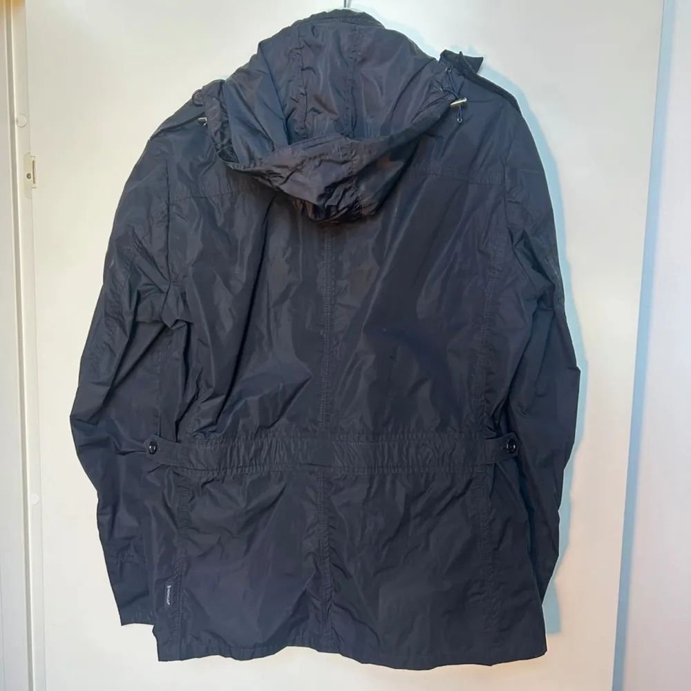 Moncler jacka i bra skick med ens knappen av på axeln men man kan sy på den igen annars har jackan en luva som man kan ta in och ut. Dm för ytterligare info . Jackor.